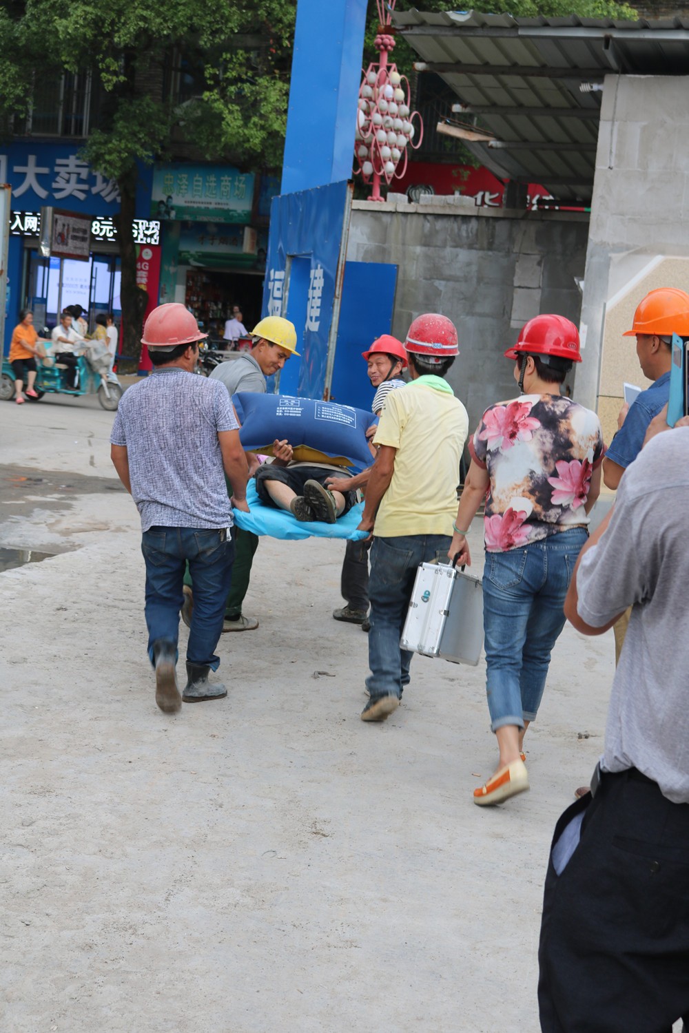 福建易順建筑工程有限公司“東升商城”工程2017年度《安全生產月》消防、救援應急演練