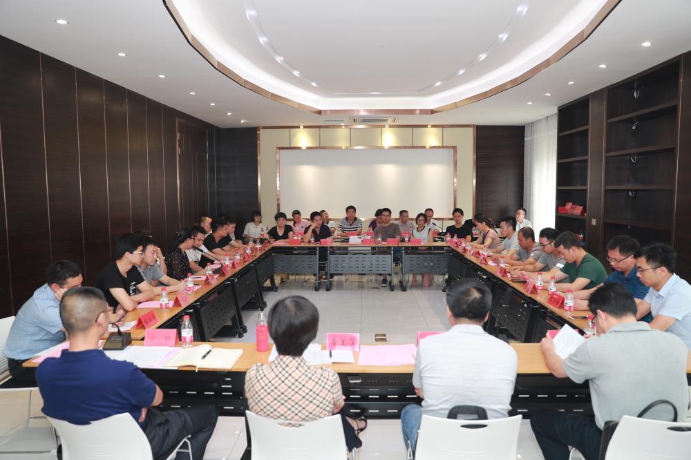 由（縣委常委、政法委書記）官雄主持、黃美萍（縣委書記）蘇建旗（縣長）參加“村企結對、真情幫扶”簽約授牌儀式、