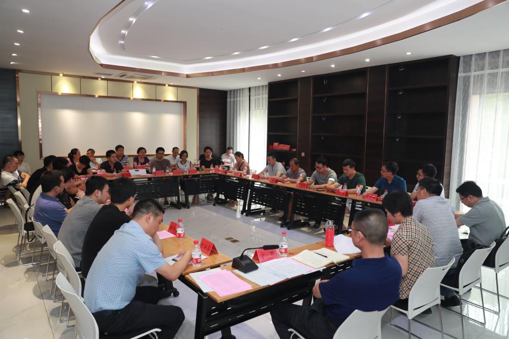 由（縣委常委、政法委書記）官雄主持、黃美萍（縣委書記）蘇建旗（縣長）參加“村企結對、真情幫扶”簽約授牌儀式、