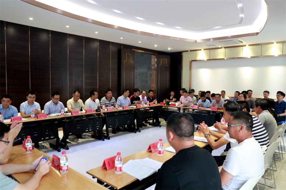 由（縣委常委、政法委書記）官雄主持、黃美萍（縣委書記）蘇建旗（縣長）參加“村企結對、真情幫扶”簽約授牌儀式、