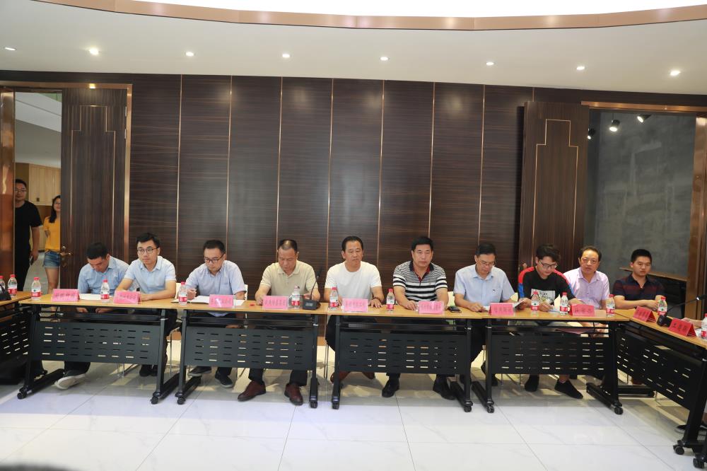 由（縣委常委、政法委書記）官雄主持、黃美萍（縣委書記）蘇建旗（縣長）參加“村企結對、真情幫扶”簽約授牌儀式、