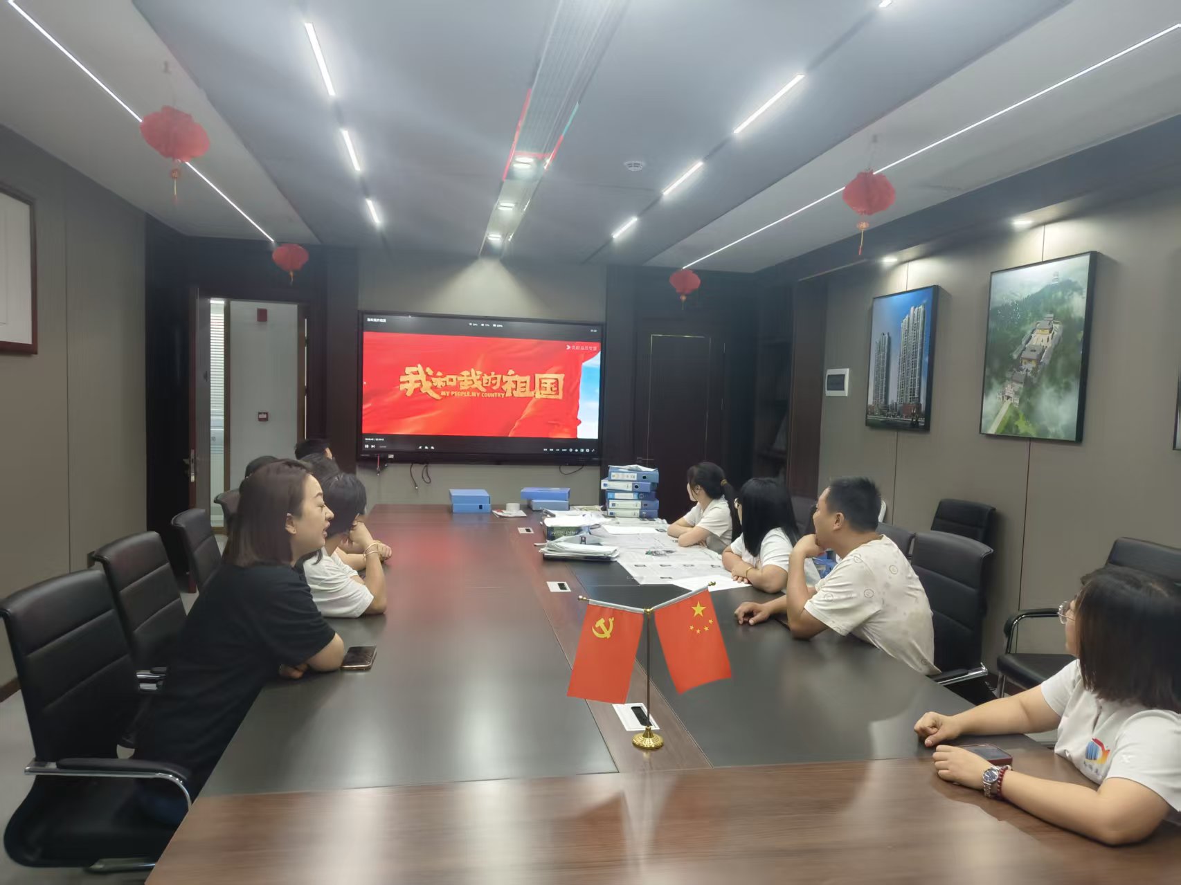 賡續紅色血脈,凝聚奮進力量 —— 易順建工集團黨支部國慶觀影《我和我的祖國》