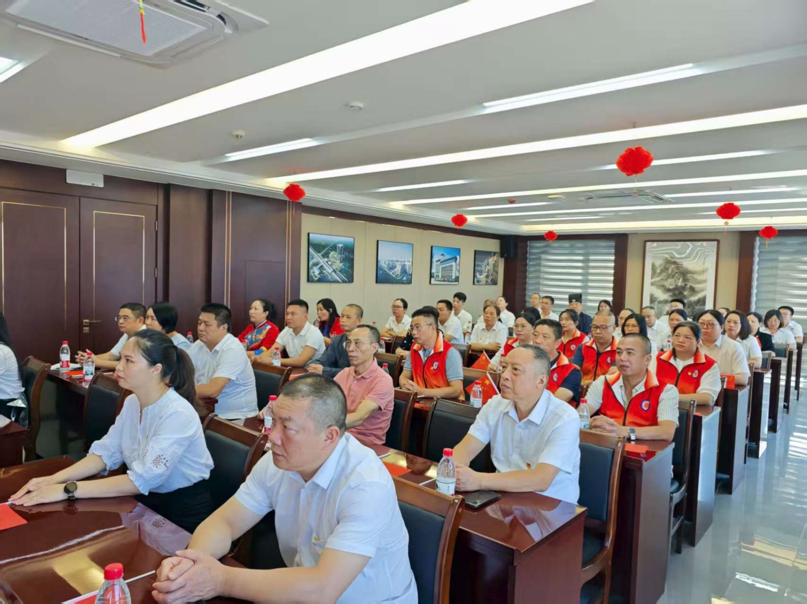 易順建工集團(tuán)有限公司聯(lián)合松溪縣委統(tǒng)戰(zhàn)部機(jī)關(guān)集中集中觀看紀(jì)念中國人民抗日戰(zhàn)爭暨世界反法西斯戰(zhàn)爭勝利80周年大會