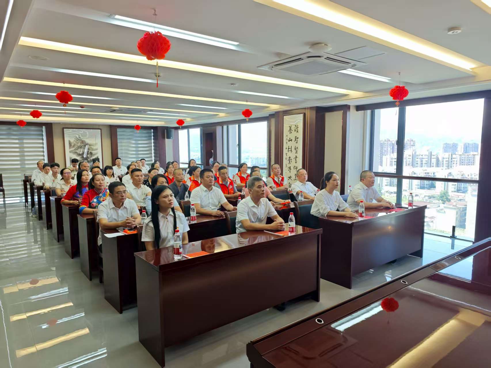 易順建工集團(tuán)有限公司聯(lián)合松溪縣委統(tǒng)戰(zhàn)部機(jī)關(guān)集中集中觀看紀(jì)念中國人民抗日戰(zhàn)爭暨世界反法西斯戰(zhàn)爭勝利80周年大會