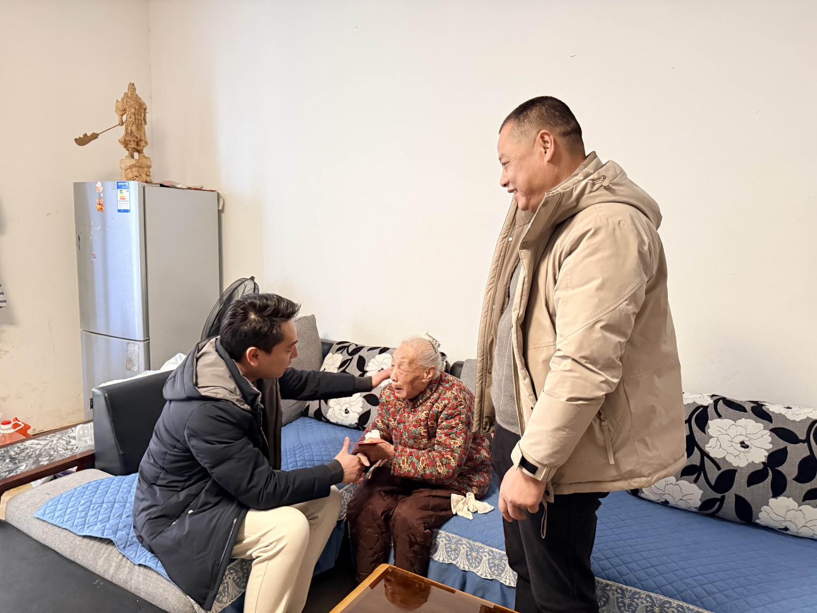 情暖寒冬,心系民生——易順建工集團(tuán)開(kāi)展困難黨員及群眾慰問(wèn)活動(dòng)