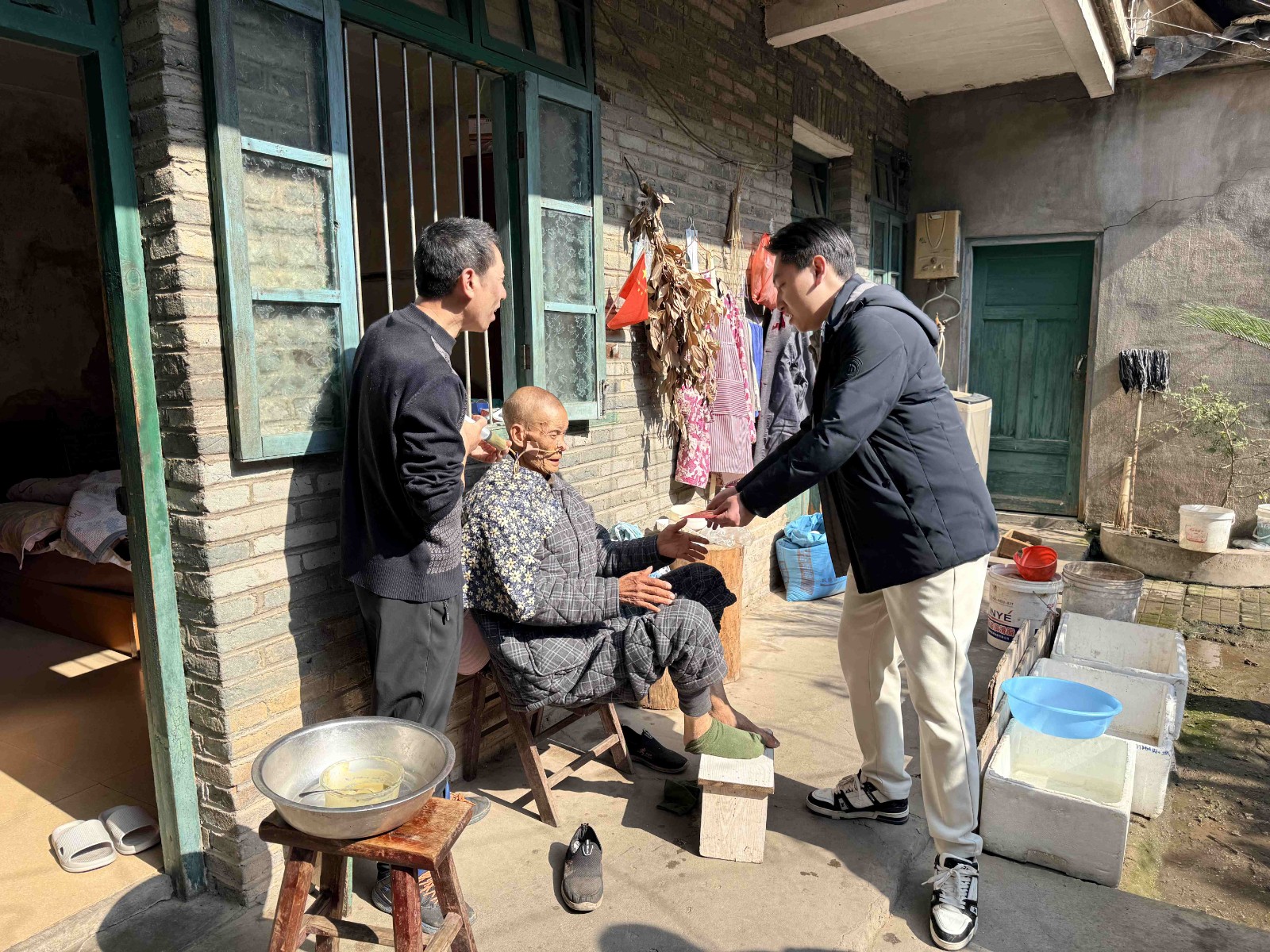 情暖寒冬,心系民生——易順建工集團(tuán)開(kāi)展困難黨員及群眾慰問(wèn)活動(dòng)