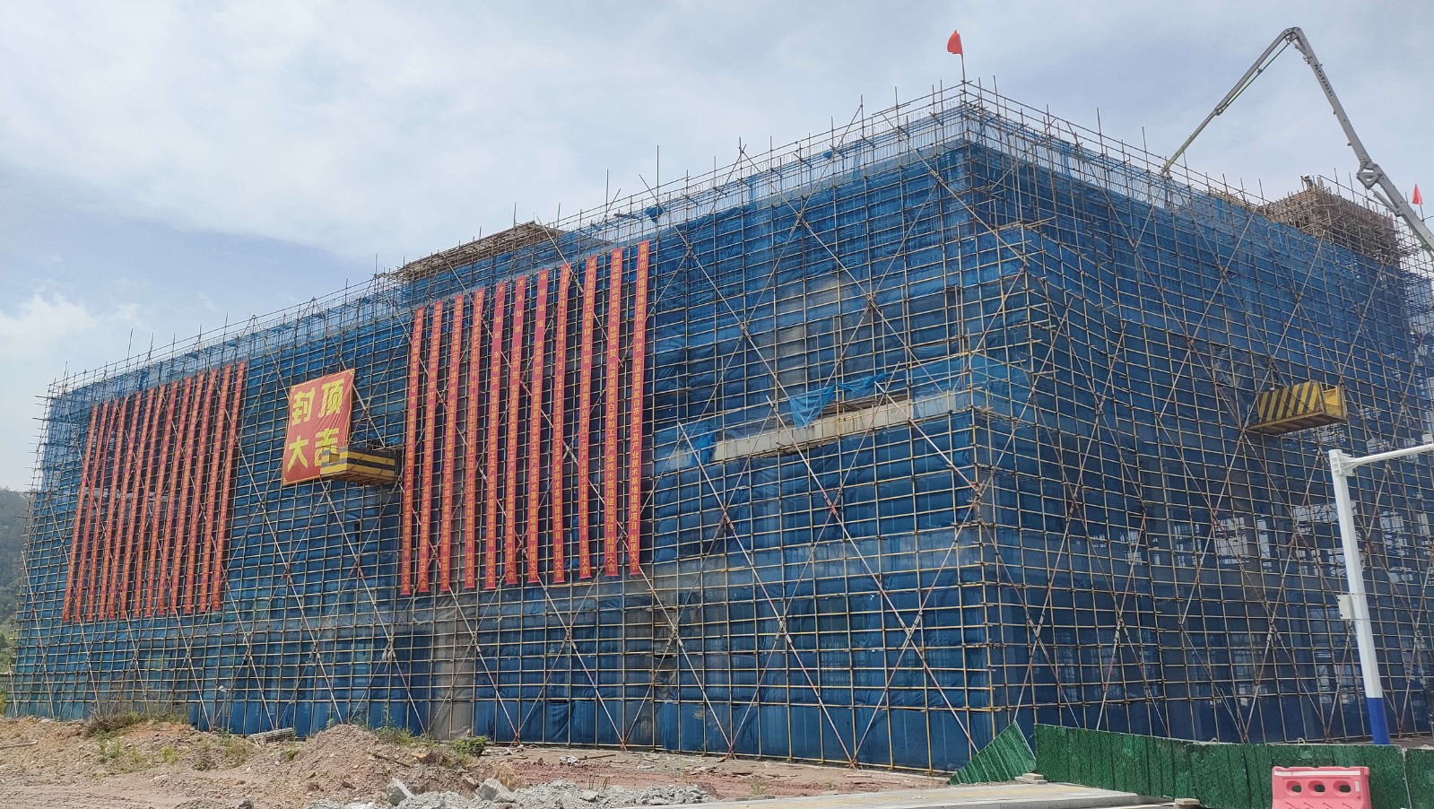 易順建工集團有限公司承建的熹茗白茶加工及產業技術基地建設項目一期工程順利封頂!